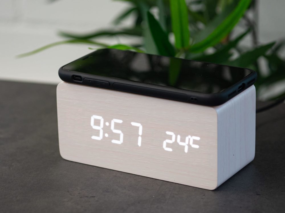 Reveil avec chargeur induction Avenwood blanc